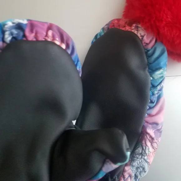 Pair of Kids Winter Gloves - Picture 5 of 6